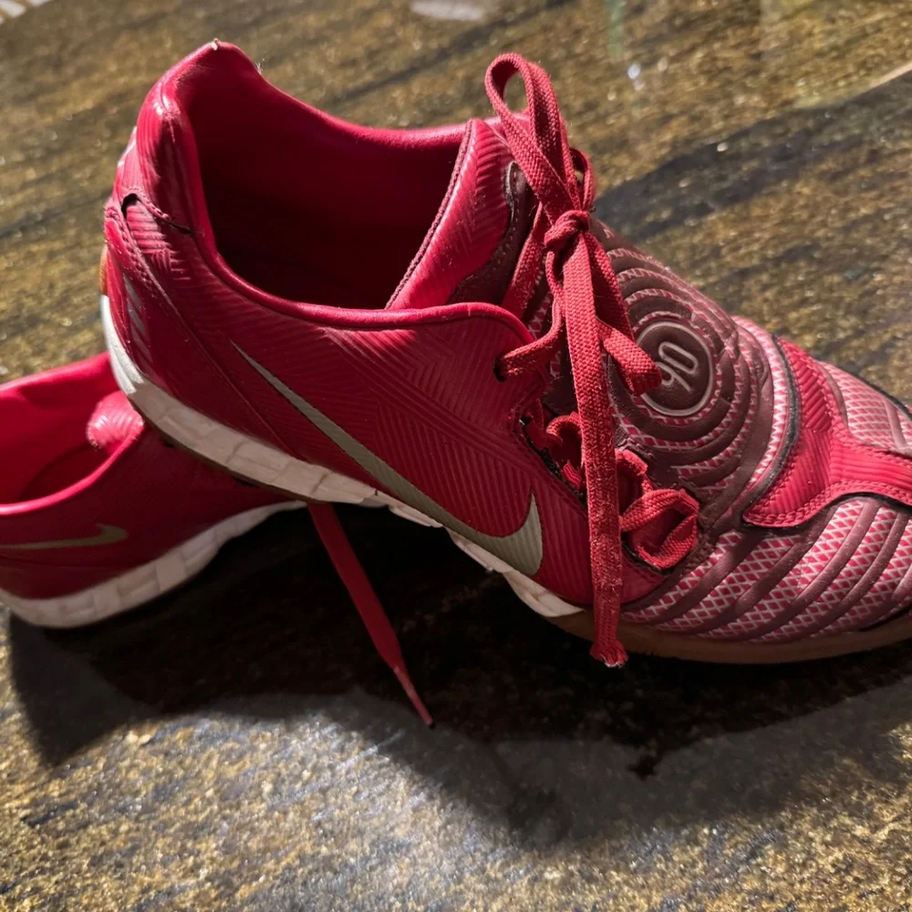 Men’s Nike trainers/ indoor soccer shoes - Picture 2 of 4